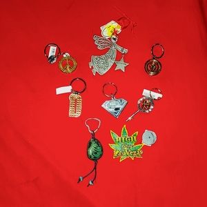 LOT of 8 (6 keyrings, 1 magnet and 1 ornament